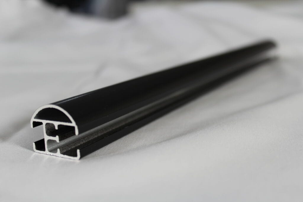 Karnisze aluminiowe ręczne czy sznurkowe?
